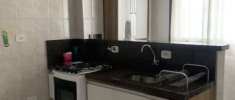 Fridge, oven, stovetop, coffee/tea maker