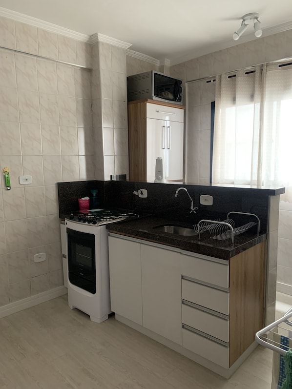 Fridge, oven, stovetop, coffee/tea maker