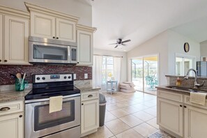 冷蔵庫、電子レンジ、オーブン、コンロ