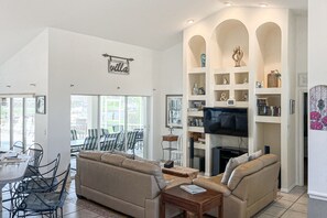 Fernseher, DVD-Player, Bücher, Stereoanlage