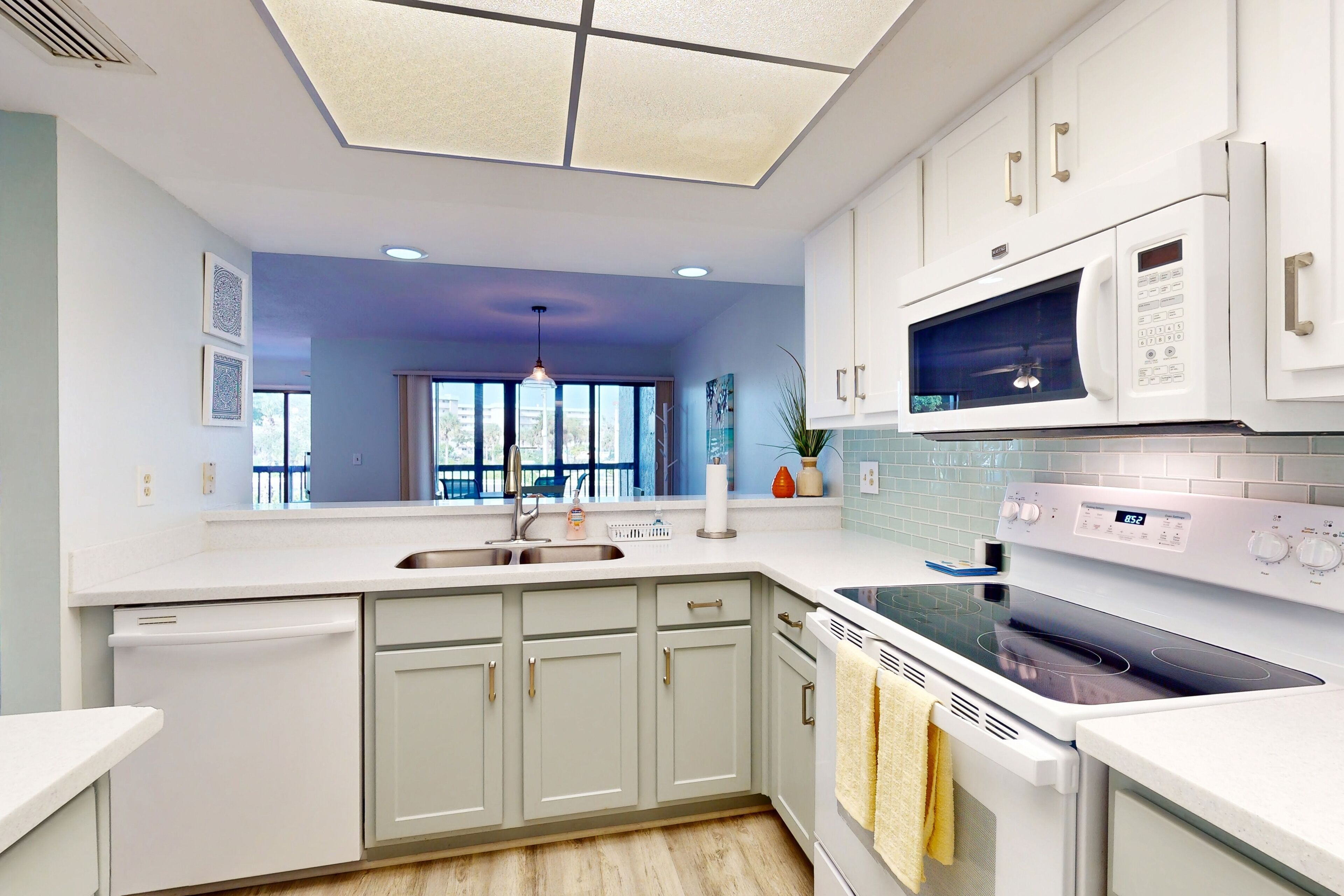 Kühlschrank, Mikrowelle, Ofen, Geschirrspüler