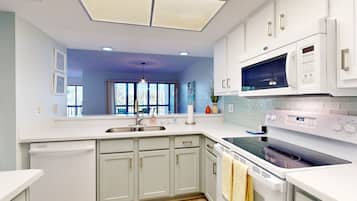 Kühlschrank, Mikrowelle, Ofen, Geschirrspüler