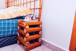 2 chambres, bureau, fer et planche à repasser, lit parapluie