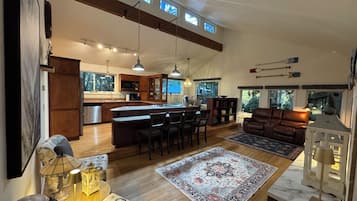 TV connectée, lecteur de DVD, livres