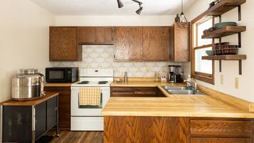 Jääkaappi, mikroaaltouuni, uuni, liesi