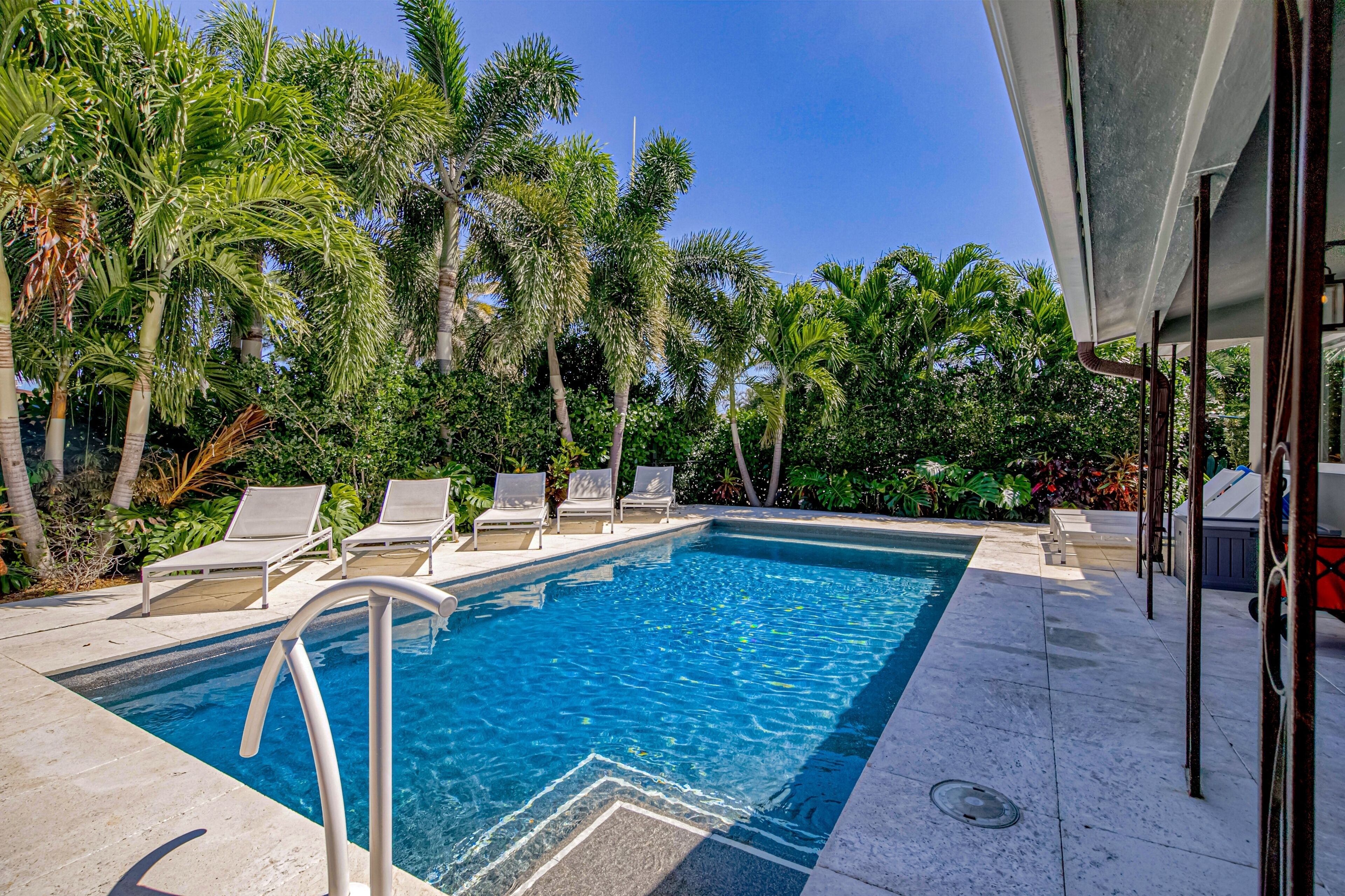 Wilton Manors designer delight with private pool, outdoor kitchen & Florida room