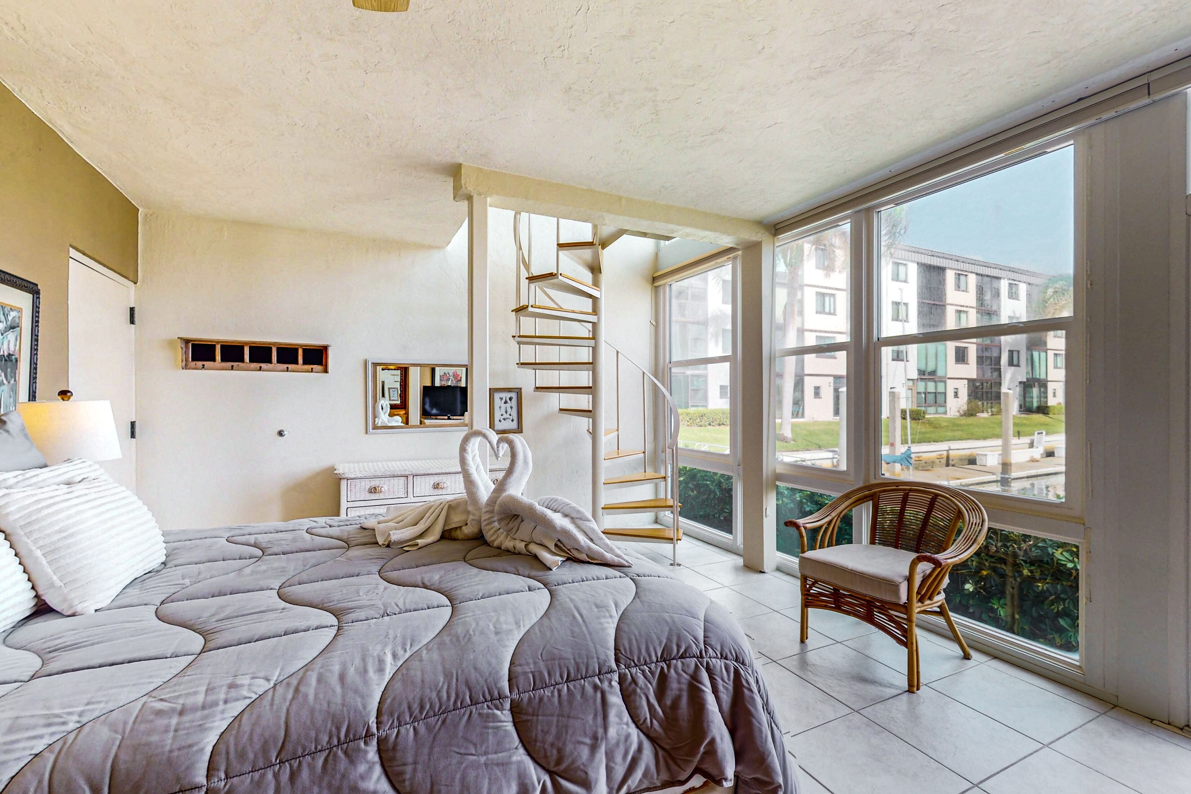 2 間睡房、書桌、上網、床單