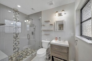 Articles de toilette (gratuits), séchoir à cheveux, serviettes fournies