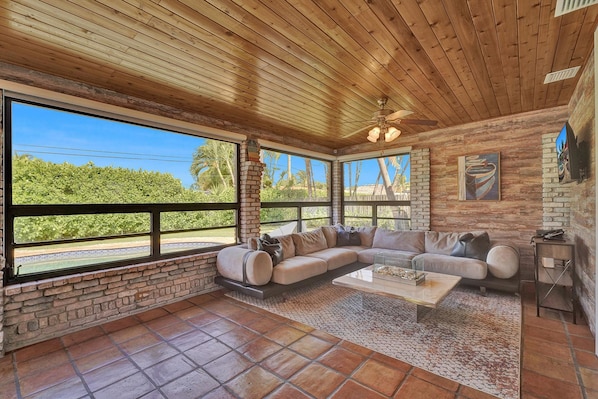 TV, fireplace, offices