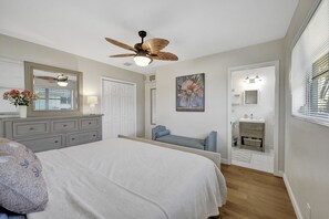 2 bedrooms, desk, free internet, bed sheets