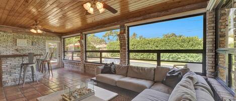 Fernseher, Kamin, Arbeitsbereiche