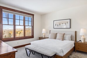 3 slaapkamers, een strijkplank/strijkijzer, wifi, beddengoed