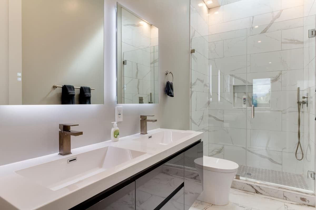 Combined shower/bathtub, hair dryer, towels, soap