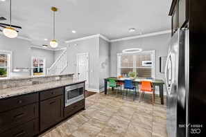Private kitchen - The Neighbor's Nest Near Pinnacle Hills (Rogers)