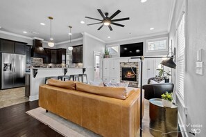 TV, fireplace, offices - The Neighbor's Nest Near Pinnacle Hills (Rogers)