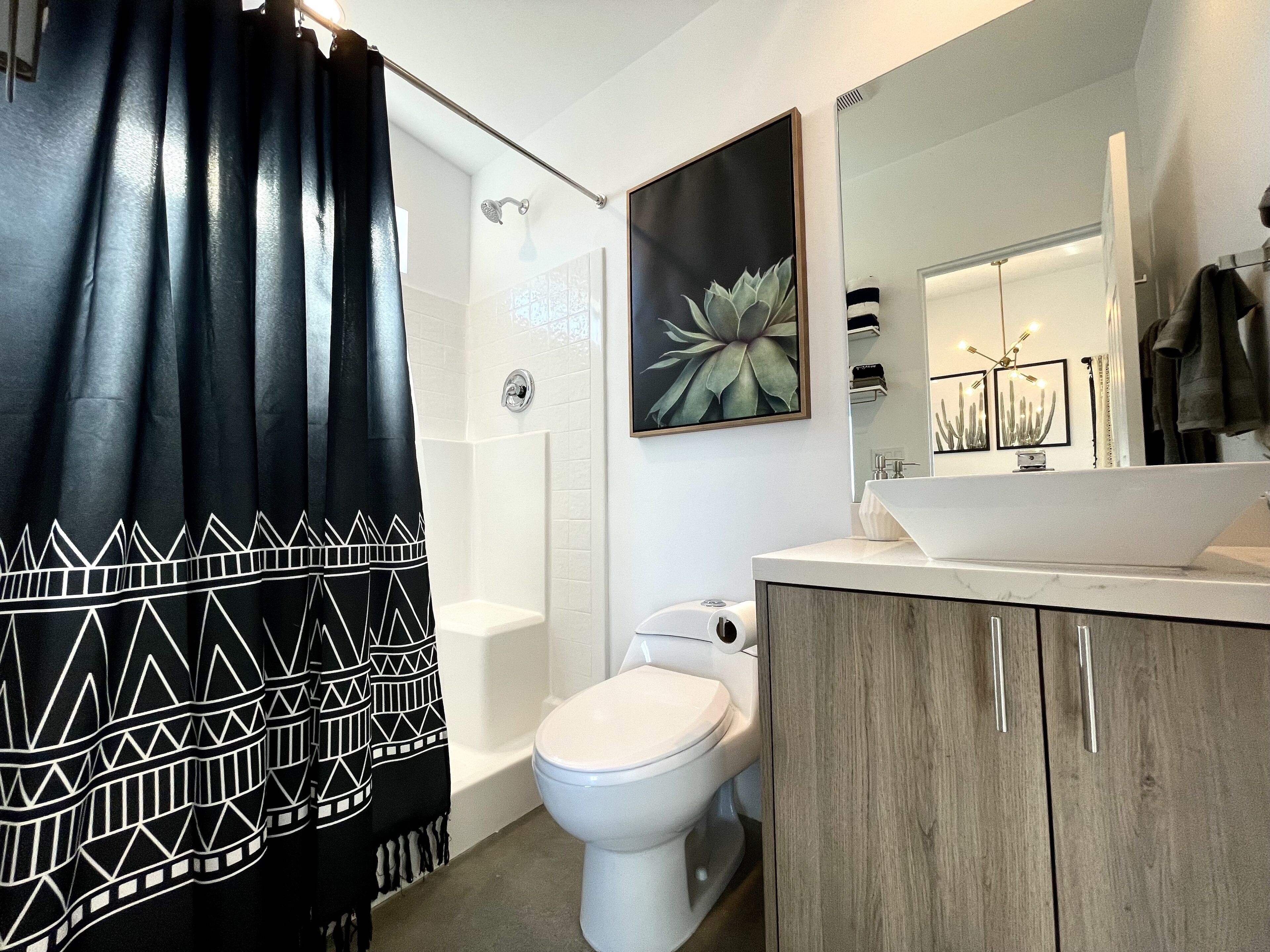 Tina con regadera, secadora de cabello, toallas, papel de baño 