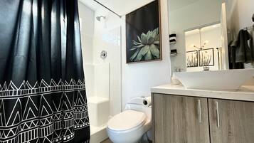 Ducha y bañera combinadas, secador de pelo, toallas y papel higiénico