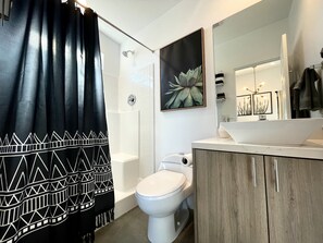 Combined shower/tub, hair dryer, towels, toilet paper - ❤NEW LISTING 15%DISCOUNT❤Hammocks & Fire Pit❤Close to Downtown❤Fully Fenced (Joshua Tree)