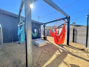 Property grounds - ❤NEW LISTING 15%DISCOUNT❤Hammocks & Fire Pit❤Close to Downtown❤Fully Fenced (Joshua Tree)