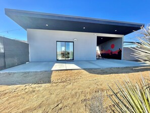 Property grounds - ❤NEW LISTING 15%DISCOUNT❤Hammocks & Fire Pit❤Close to Downtown❤Fully Fenced (Joshua Tree)