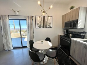 Fridge, microwave, oven, stovetop - ❤NEW LISTING 15%DISCOUNT❤Hammocks & Fire Pit❤Close to Downtown❤Fully Fenced (Joshua Tree)