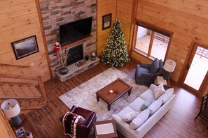 Smart TV, caminetto, videogiochi, tavolo da calcetto