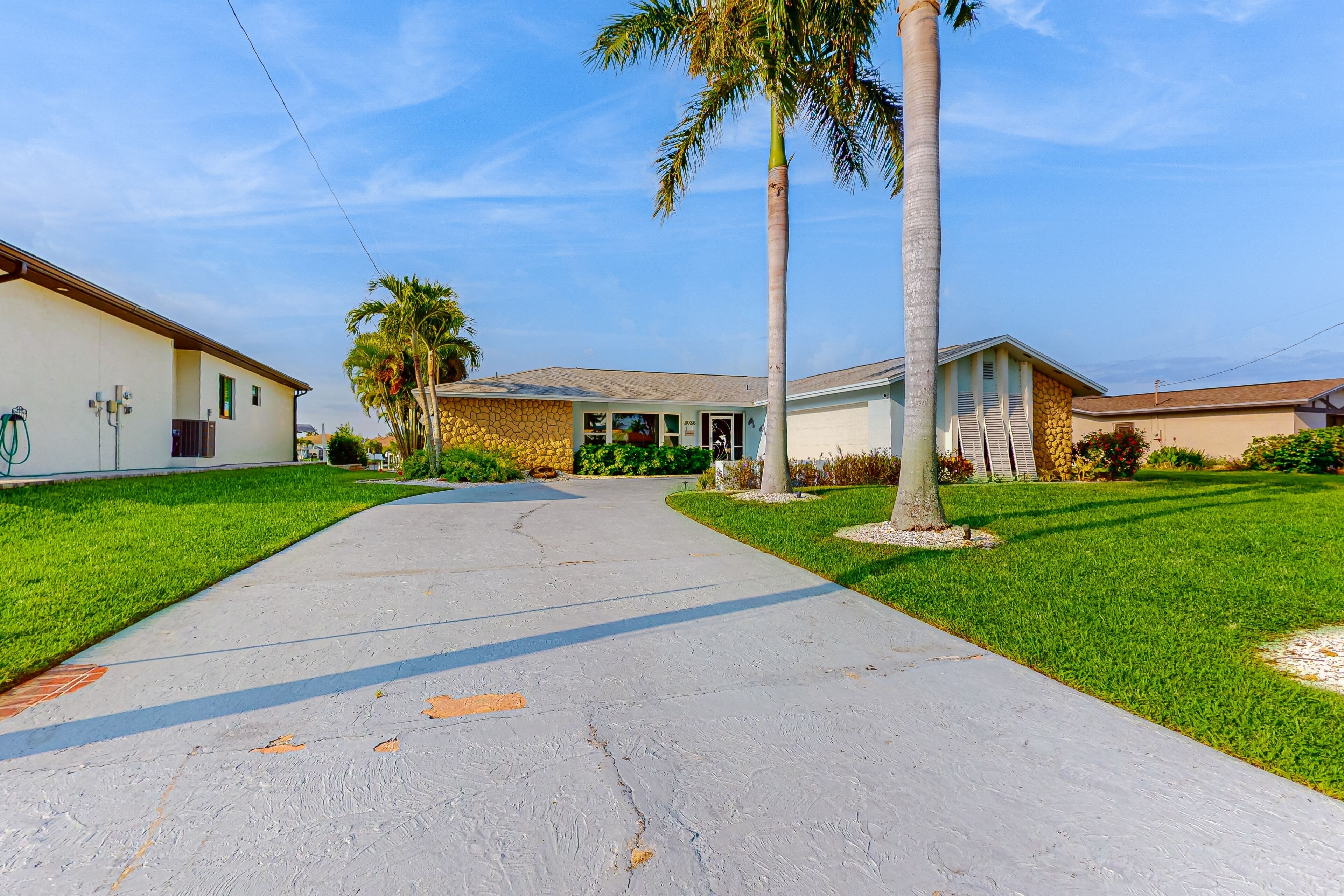 Dog-friendly tropical home on the canal w/ screened patio w/ pool & private dock