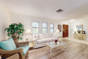 Flachbildfernseher, DVD-Player, Bücher