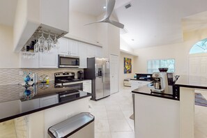 Kjøleskap, mikrobølgeovn, ovn og kokeplater