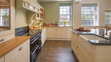 Småhus, eget bad (Three Bed Old Police Hse) | Delt kjøkken | Høy barnestol