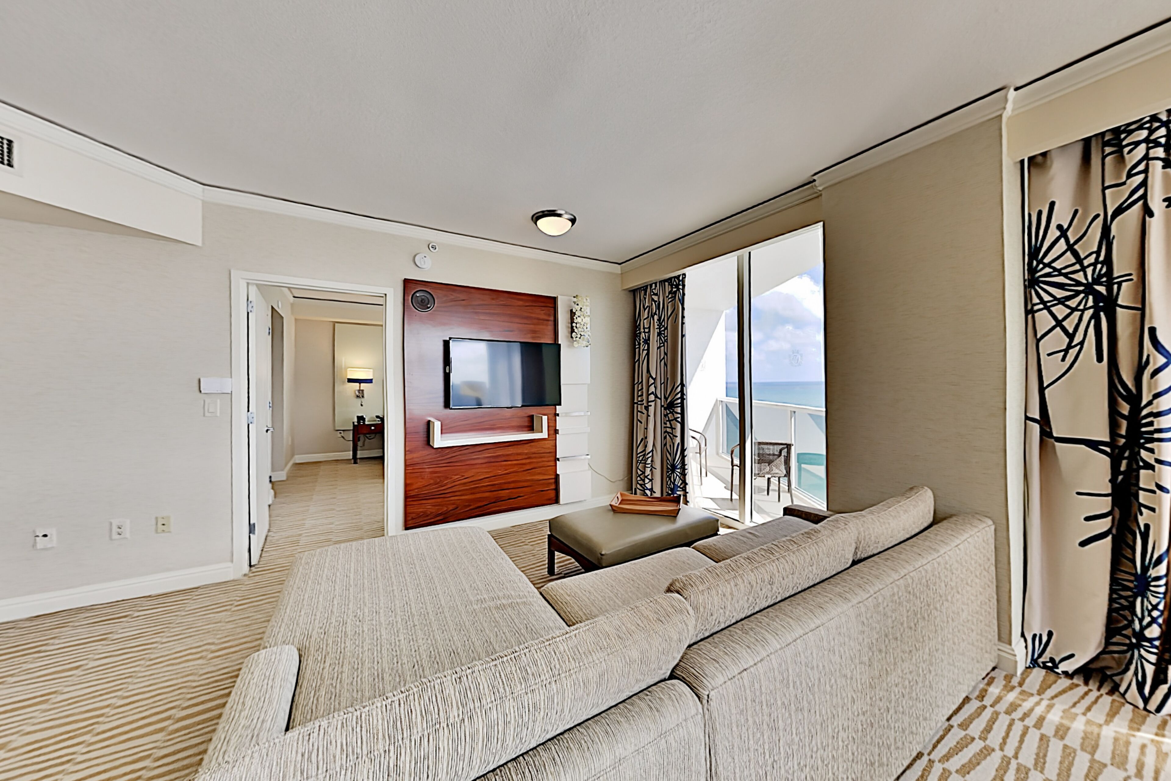 Sunny Isles Beach Resort Suite with Balcony, Pool & Hot Tubs