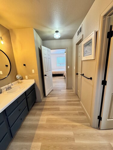 ENTIRE HOME 6 Bedrooms, 8 Beds, 3.5 Bath Close to Aspen Snowmass NEW RENNOVATION