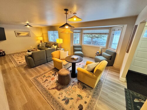 ENTIRE HOME 6 Bedrooms, 8 Beds, 3.5 Bath Close to Aspen Snowmass NEW RENNOVATION