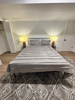 6 bedrooms, desk, free WiFi, bed sheets