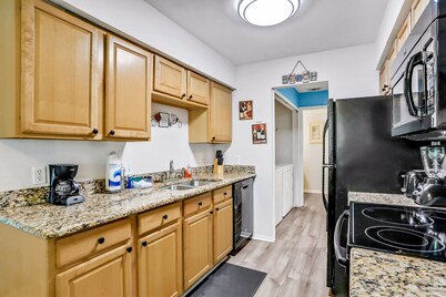 Charming Condo w/ Pool – 500 Yards to Beach, Near Lighthouse & Downtown
