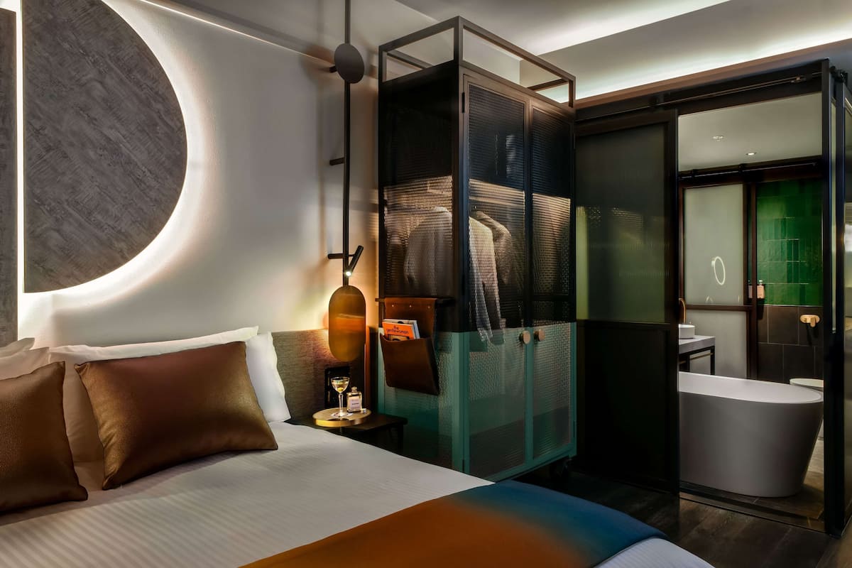 deluxe room, 1 king bed (qt) | 1 bedroom, premium bedding, pillow-top beds, minibar