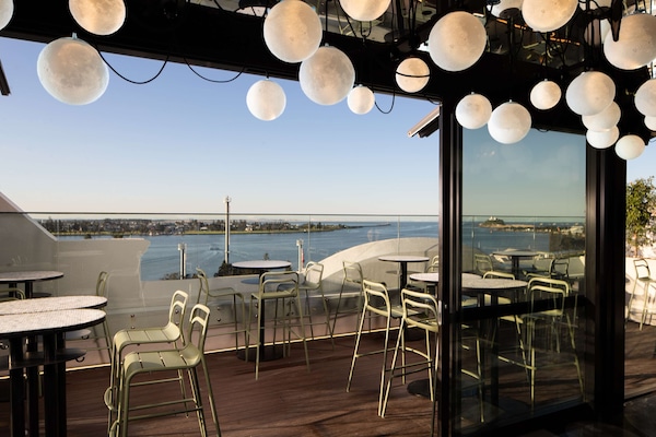 2 bars/lounges