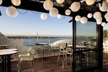 2 bars/lounges