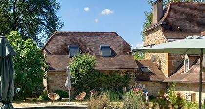Quercy cottage, charm, comfort, garden with trees, natural swimming pool