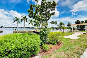 Property grounds - Palm Bay Club Unit 311 with pools & hot tub - walk 1,500 feet to beach (Siesta Key)