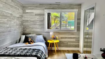 5 bedrooms, desk, iron/ironing board, travel crib