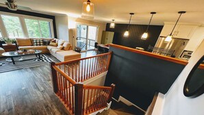 Un appartement moderne de style « loft », doté d’un vaste espace de vie, d’un coin repas et d’une cuisine.