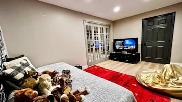 5 sovrum, skrivbord, strykjärn/strykbräda och resesäng