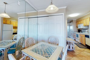 Dining - Oceanfront Condo with Balcony, Gorgeous Views, Washer/Dryer & Free WiFi (Ocean City)