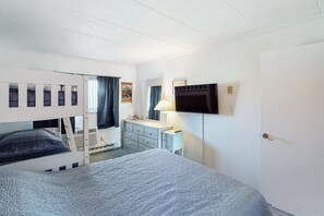 1 bedroom, Internet, bed sheets - Oceanfront Condo with Balcony, Sunrise Views, Free WiFi & Washer/Dryer (Ocean City)