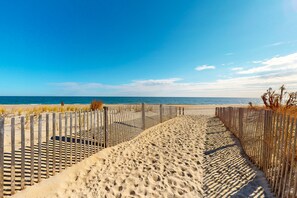 On the beach - Oceanfront Condo with Balcony, Sunrise Views, Free WiFi & Washer/Dryer (Ocean City)
