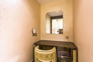 Une salle de bain équipée d’un meuble-lavabo, d’un miroir et d’un luminaire.