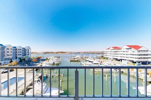Marina - Charming bayfront condo in Old Town with balcony, WiFi, AC, & shared pool (Ocean City)