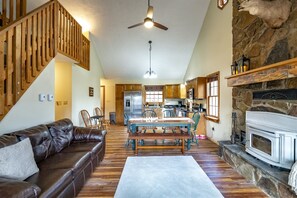 Exterior - Sam`s Cabin (Davis)