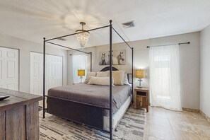 4 bedrooms, iron/ironing board, travel cot, WiFi - Luxe home with pool & alfresco living - amazing walkable location (Sarasota)
